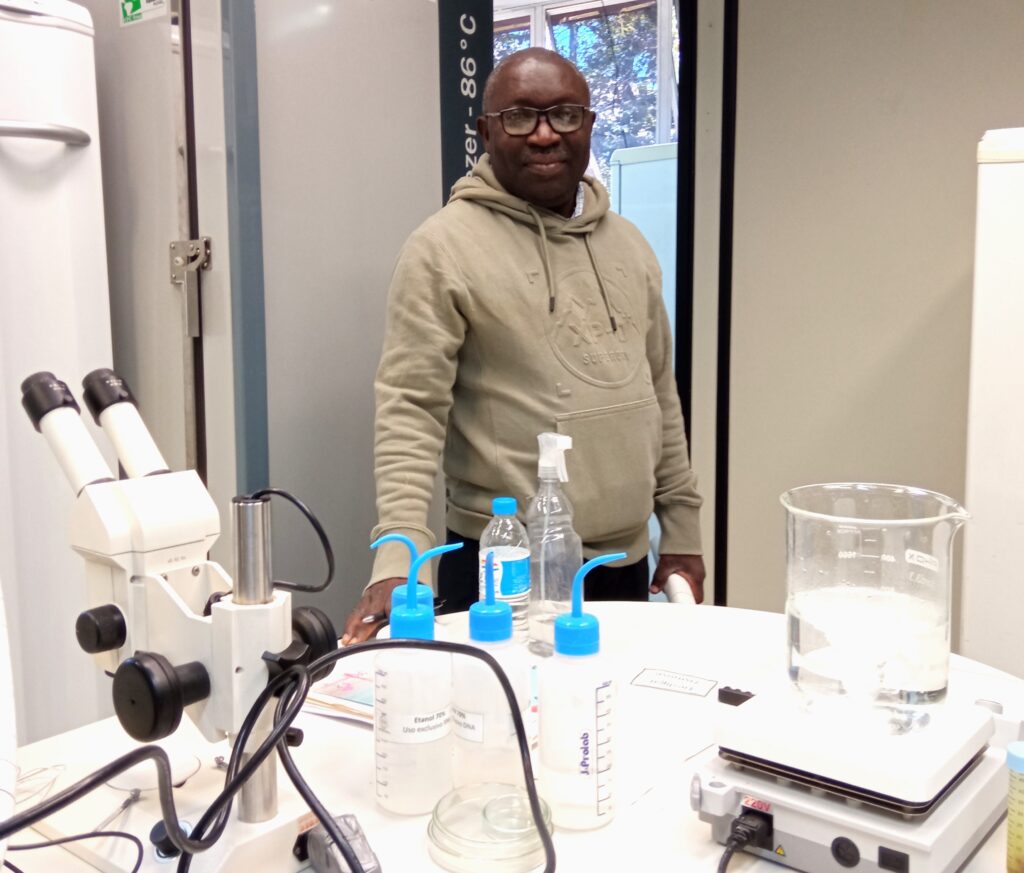 Cristóvão Manjuba, no laboratório do Departamento de Entomologia.