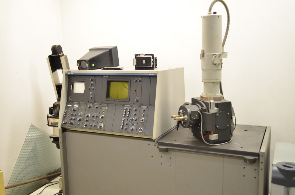 o-microscopio-eletronico-de-transmissao-em-300-fabricado-pela-philips-foi-o-primeiro-equipamento-do-cme